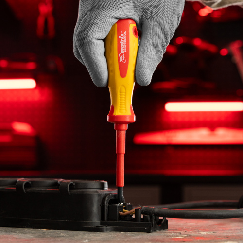 Отвертка Insulated, PH1 x 75 мм, CrMo, до 1000 В, двухкомпонентная рукоятка Matrix Professional по ценам производителя в Москве с доставкой по всей России