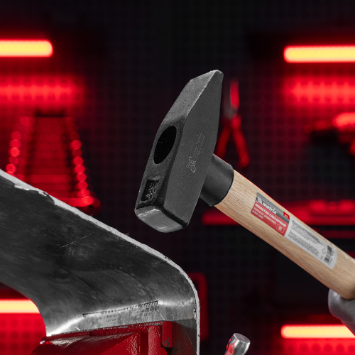 Молоток слесарный, 800 г, квадратный боек, деревянная рукоятка Matrix по ценам производителя в Москве с доставкой по всей России