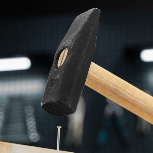 Молоток слесарный, 1000 г, квадратный боек, деревянная рукоятка по ценам производителя в Москве с доставкой по всей России