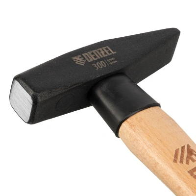 Молоток слесарный, 300 г, кованый квадратный боек, буковая рукоятка Denzel по ценам производителя в Москве с доставкой по всей России