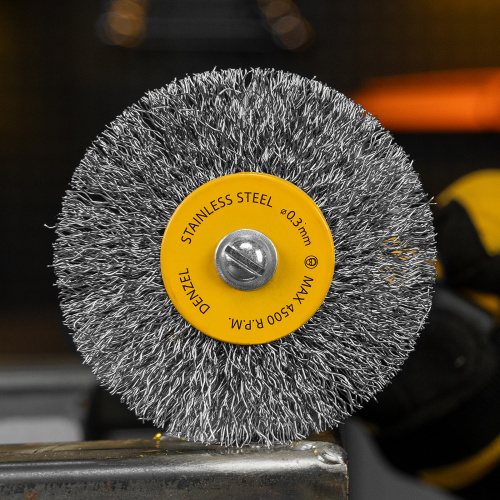 Набор щеток для дрели, 5 Плоских 25-38-50-63-75 мм, шпилька, нерж. вит. проволока Denzel по ценам производителя в Москве с доставкой по всей России