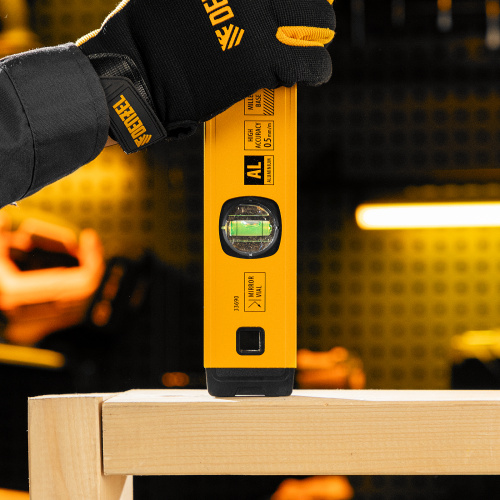 Уровень алюминиевый, магнит., фрезерованный, 3 глазка (1 зеркал.) 0,5 мм/м, 400 мм Denzel по ценам производителя в Москве с доставкой по всей России