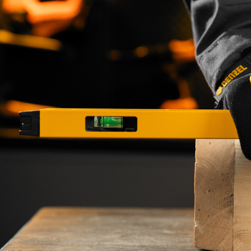 Уровень алюминиевый, магнит, фрезерованный, 3 глазка (1 зеркал.) 0,5 мм/м, 600 мм Denzel по ценам производителя в Москве с доставкой по всей России