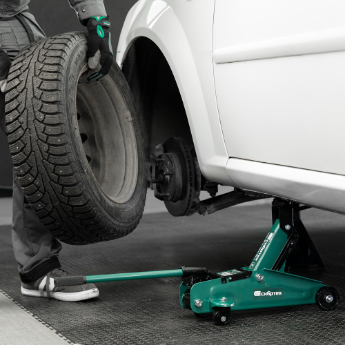 Домкрат гидравлический подкатной, 2 т, 135-320 мм, в пласт. кейсе Сибртех по ценам производителя в Москве с доставкой по всей России