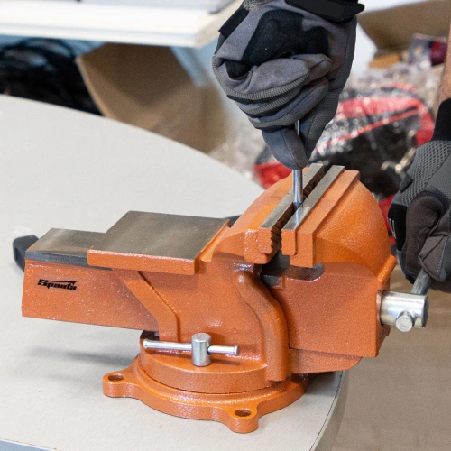 Тиски слесарные, 150 мм, поворотные, с наковальней Sparta по ценам производителя в Москве с доставкой по всей России