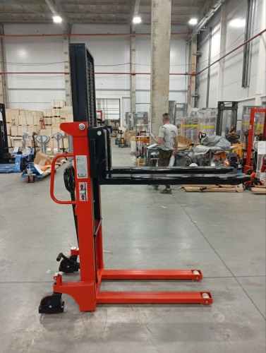 Штабелер гидравлический 1,5 т 2,0 м TOR CTY-EH с раздвижными вилами по ценам производителя в Москве с доставкой по всей России