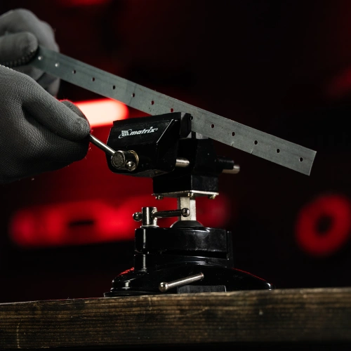 Тиски настольные, резиновая вакуумная присоска, шарнирный механизм, ширина рабочих губок 70 мм Matrix по ценам производителя в Москве с доставкой по всей России