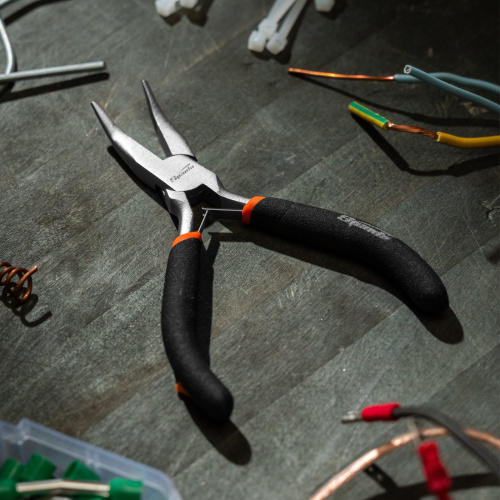 Длинногубцы изогнутые Mini, 130 мм, никелированные, авторазжим Sparta по ценам производителя в Москве с доставкой по всей России