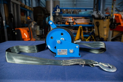Лебедка ручная барабанная с лентой  0,5т 20 м оцинкованная TOR LHW по ценам производителя в Москве с доставкой по всей России